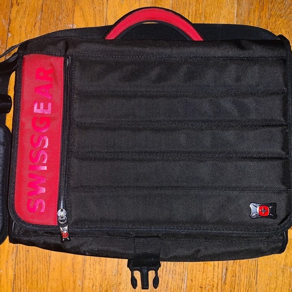 Victorinox Swiss Army Messenger/Computer Bag 17" - Picture 1 of 3